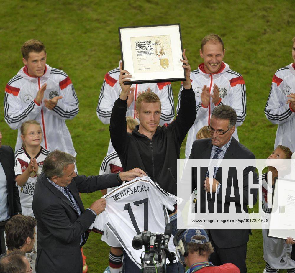 Fussball Nationalmannschaft Testspiel: Deutschland - Argentinien, in der ESPRIT-Arena Düsseldorf. Per Mertesacker (mitte, Deutschland) wird aus der Nationalmannschaft verabschiedet.