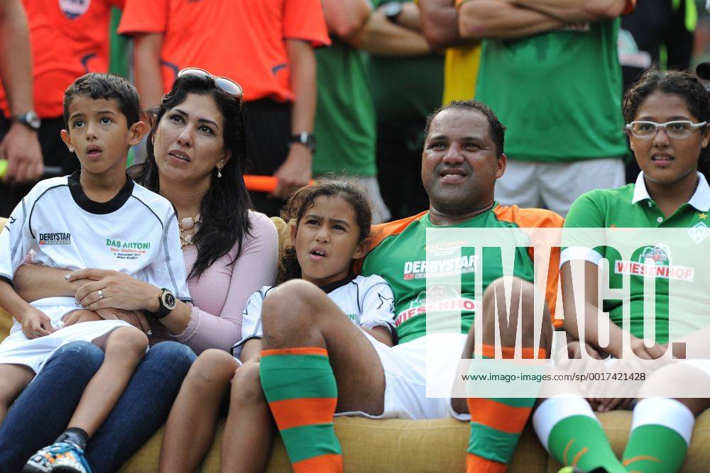 Ailton schaut sich mit seiner Familie ( Frau Rosalie und seine Kinder Maria, Alexandra und Ailton Junior) die Höhepunkte seiner aktiven Zeit bei Werder Bremen auf dem Stadionbildschirm an. Das Ailton --- 06.09.2014--- Fussball --- Abschiedsspiel für Ailton --- , , EP_SSR