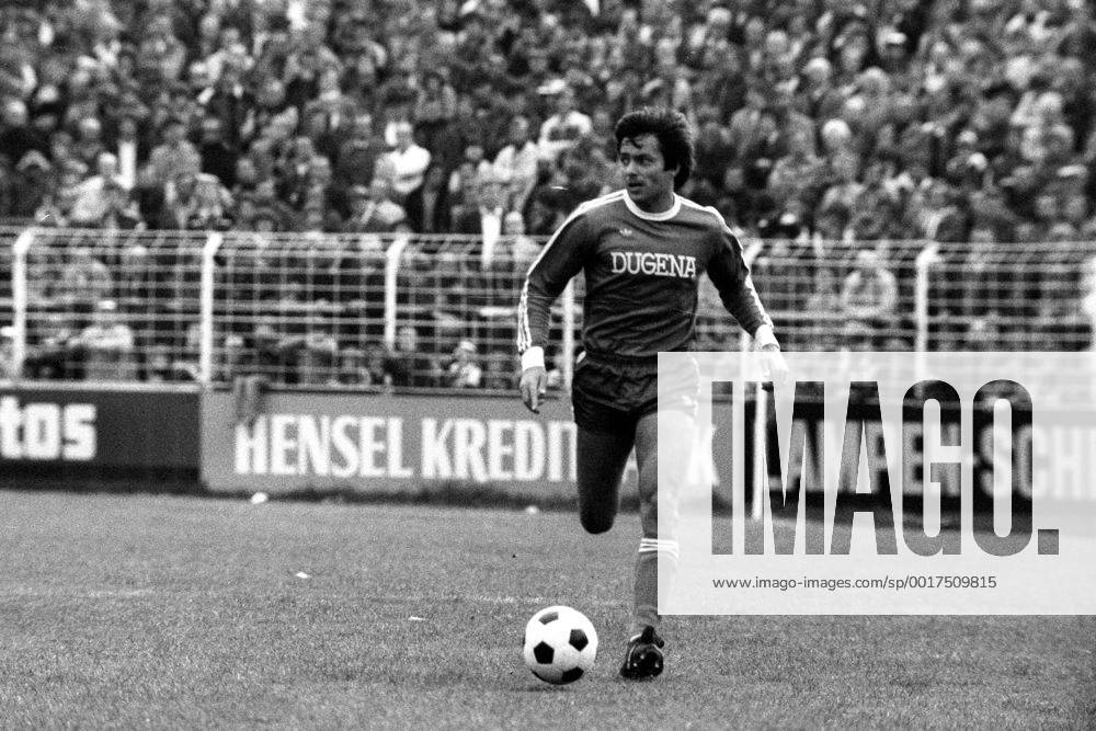 Eintracht Frankfurt - SV Darmstadt 98: Jürgen Kalb (Darmstadt) am Ball