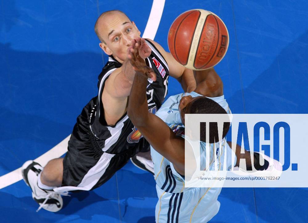 Pascal Roller (Frankfurt, li.) gegen Hollis Price (ALBA) Basketball 1. BL Herren BBL 2005 2006, ALBA Berlin - Deutsche Bank Skyliners Frankfurt 111:81 Gruppe Berlin Dynamik,