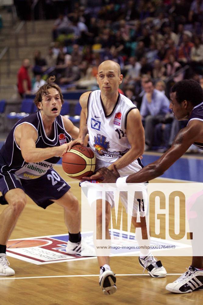 Pascal Roller (Frankfurt, Mitte) lässt Igor Perovic (Tübingen) stehen Basketball 1. BL Herren BBL 2005 2006, Deutsche Bank Skyliners Frankfurt - Walter Tigers Tübingen 68:73 Gruppe Frankfurt M. Dynamik,