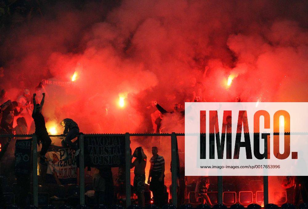 Fussball, UEFA Champions League, Herren, Saison 2014 2015, Gruppe G, 2. Spieltag, VELTINS Arena Gelsenkirchen: NK Maribor; Fans von Maribor brennen bengalische Feuer ab. Fan, Fans, Begeisterung, Bengalos.