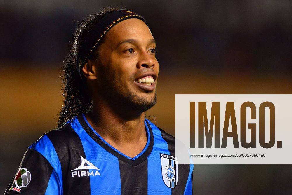 QUERETARO, MEXICO - SEPTIEMBRE 17: FC Queretaro vs Tigres UANL Leon - Ronaldinho del Queretaro durante el juego de la jornada 5 del torneo Apertura 2014 de la Copa MX en el Estadio La Corregidora, el 17 de Septiembre de 2014 en Queretaro, Mexico (