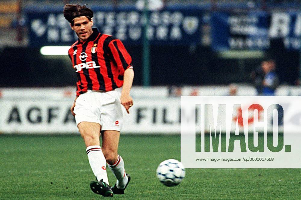 Zvonimir Boban spielt einen Paß Fußball LM Herren Seria A, AC Mailand Einzelbild Mailand Konzentration,