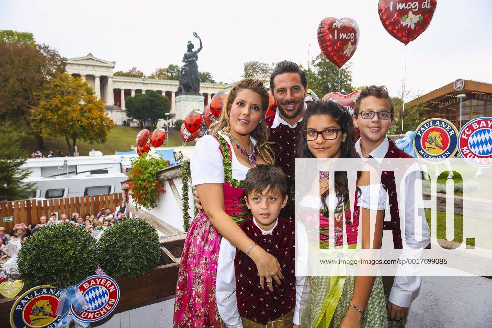 Karla, Ehefrau von Claudio PIZARRO FCB Nr. 14 Kinder Gianluca, Claudio, Antonella in Tracht, Lederhose oder Dirndl FC BAYERN MUENCHEN in bayerischer Tracht auf der Wiesn, Kaefer Zelt, Wiesnschaenke, Oktoberfest in München am 05.10.2014 Saison 2014 2015, Saison1415 , FCB
