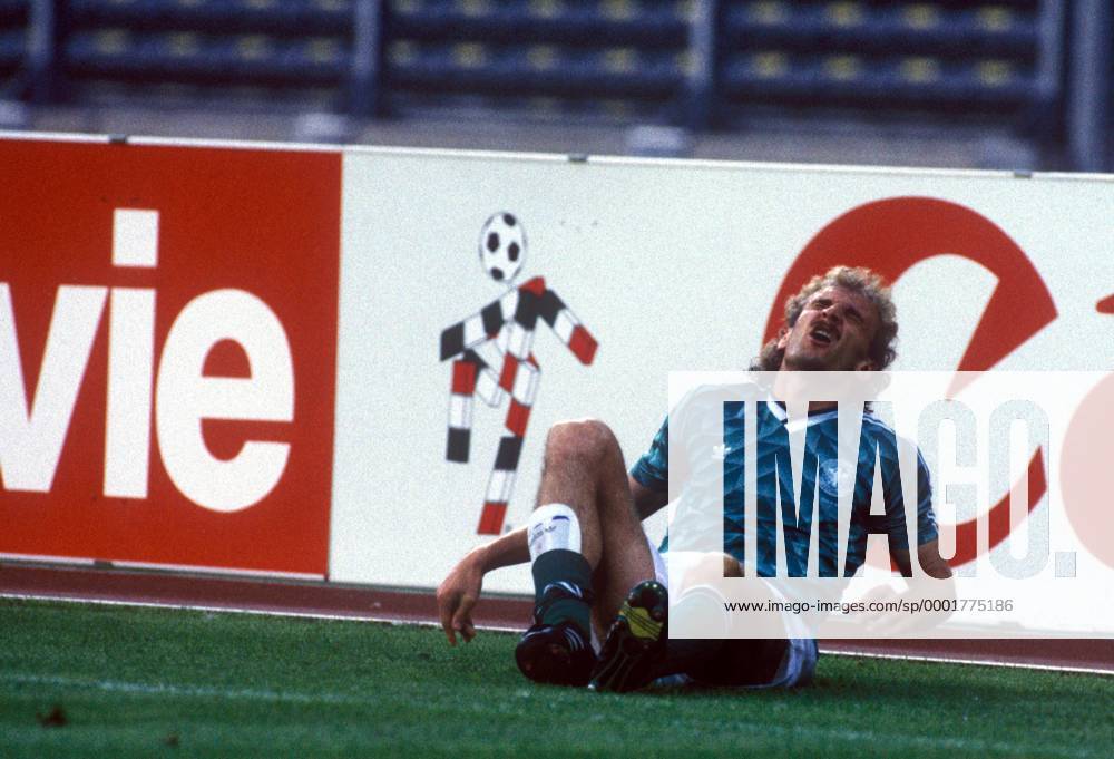 Rudi Völler (BR Deutschland) sitzt mit Schmerzen am Boden Fußball WM Herren Weltmeisterschaft 1990, Nationalmannschaft, Nationalteam, Nationaltrikot, Länderspiel, Halbfinale Einzelbild Turin