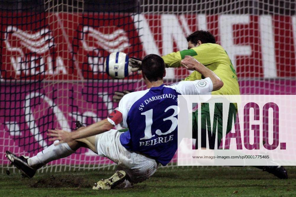 Markus Beierle (Darmstadt, li.) erzielt das 1:2 gegen Torwart Michael Gurski (Koblenz) Fußball Herren Regionalliga Süd 2005 2006, 3. Liga, SV Darmstadt 98 - TuS Koblenz 1:2 Gruppe Darmstadt Dynamik,