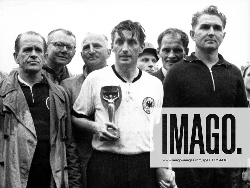 BR Deutschland, Weltmeister 1954, v.li.: Bundestrainer Sepp Herberger, Fritz Walter mit dem Coupe Jules Rimet und Torwart Toni Turek