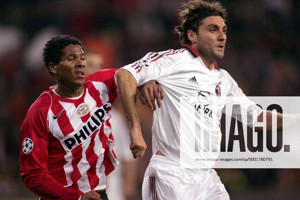 Christian Vieri (Milan, re.) gegen Michael Lamey (Eindhoven) - Fußball EC 1 Herren Champions League 2005 2006, PSV Eindhoven - AC Mailand 1:0 Gruppe Eindhoven Dynamik,