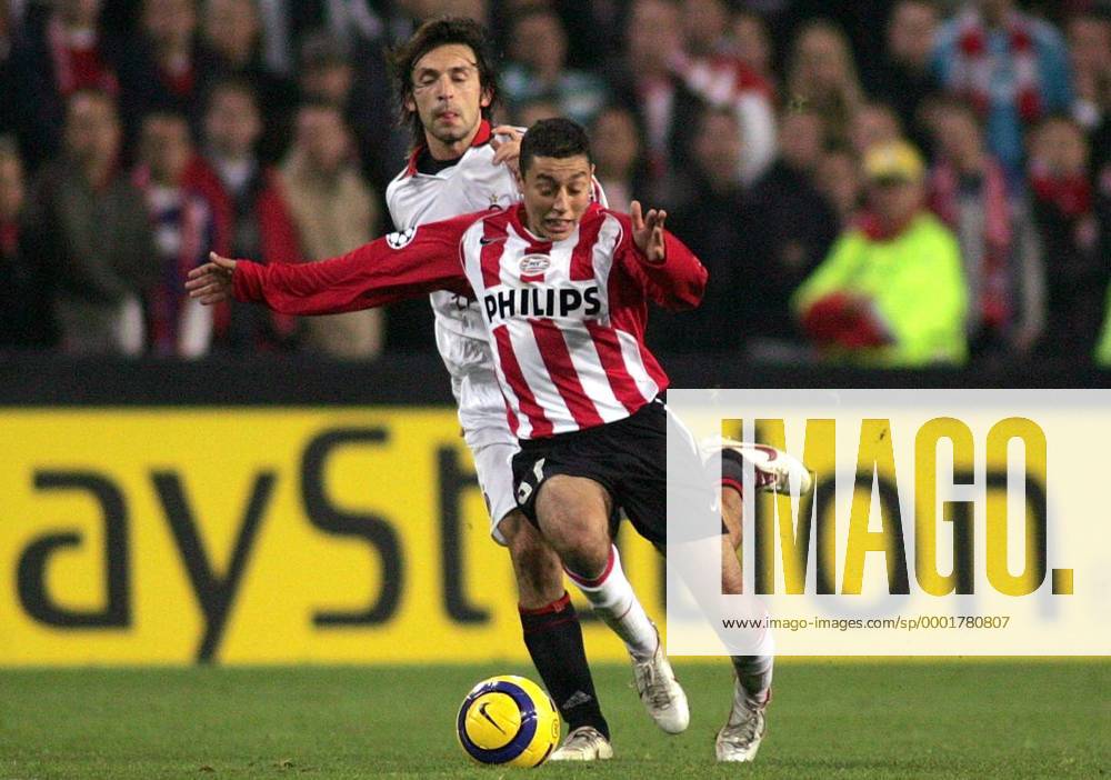 Ismail Aissati (Eindhoven, vorn) gegen Andrea Pirlo (Milan) - Fußball EC 1 Herren Champions League 2005 2006, PSV Eindhoven - AC Mailand 1:0 Gruppe Eindhoven Dynamik,