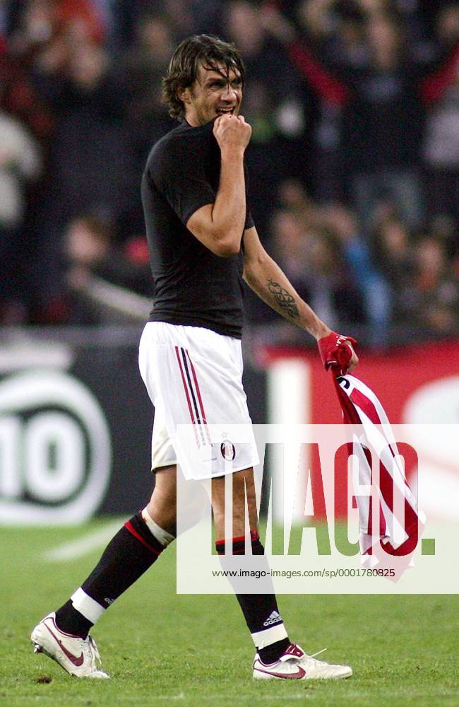 Paolo Maldini (Milan) beißt sich verzweifelt in die Faust - Fußball EC 1 Herren Champions League 2005 2006, PSV Eindhoven - AC Mailand 1:0 Einzelbild Eindhoven Enttäuschung, Nachdenklichkeit, Verzweiflung,
