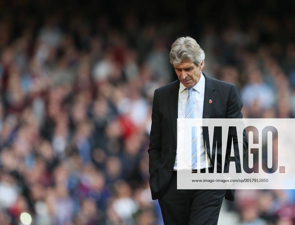 Manchester City s Manuel Pellegrini looks on dejected Barclays Premier League - West Ham United vs Manchester City - Upton Park - England - 25th October 2014 - Picture David Klein Sportimage .