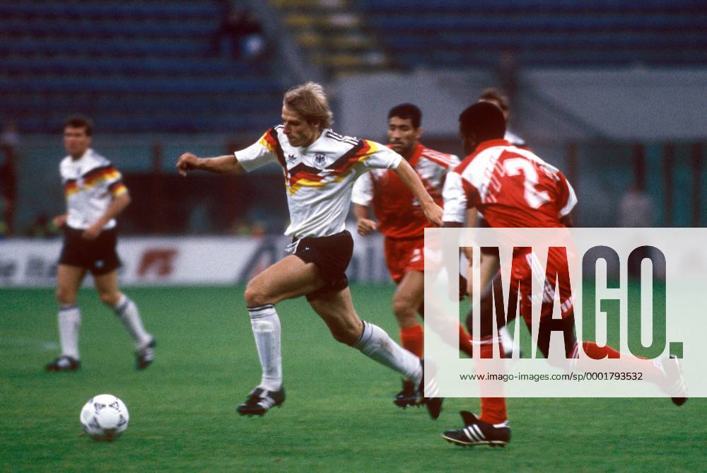 Jürgen Klinsmann (BR Deutschland, 2.v.li.) setzt sich gegen Khaleel Ghanim Mubarak (Vereinigte Arabische Emirate, re.) durch Fußball WM Herren Weltmeisterschaft 1990, Nationalmannschaft, Nationalteam, Nationaltrikot, Länderspiel, Gruppe D Gruppe Mailand Dynamik,