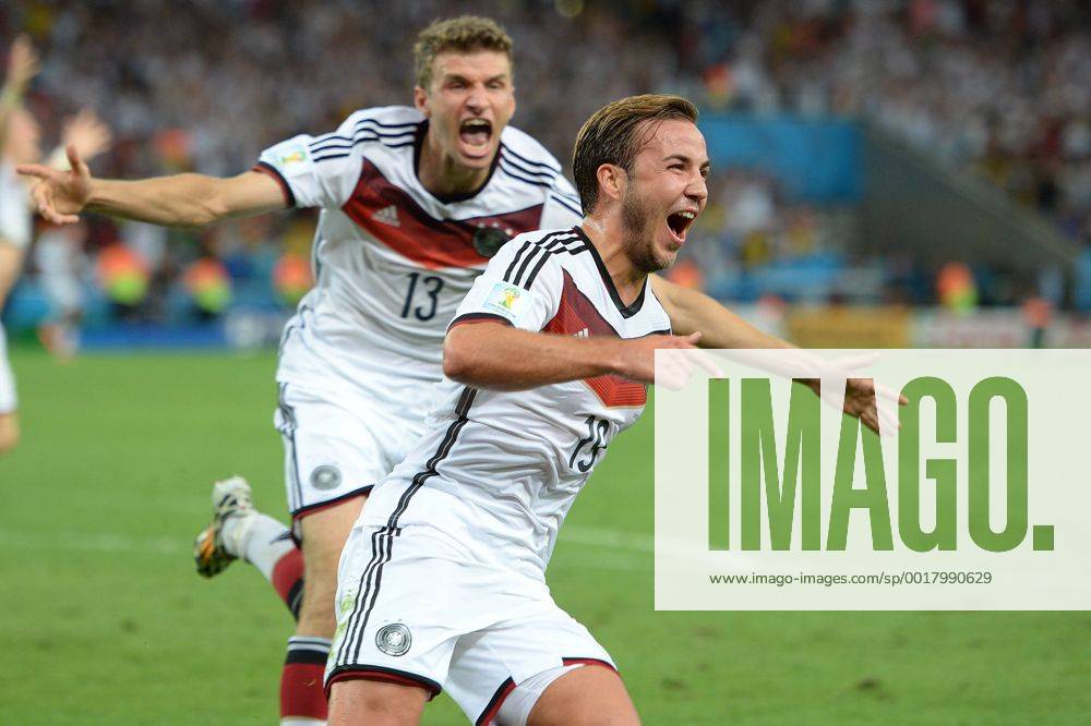 Torjubel Mario GOETZE;GÖTZE (GER) nach Tor zum 1-0,Jubel,Freude,Begeisterung,Aktion,hi:Thomas MUELLER (MÜLLER) (GER). Deutschland (GER))-Argentinien (ARG) 1-0 n.V Finale,Final,Spiel 64, am 13.07.2014 in Rio de Janeiro. Fussball Weltmeisterschaft 2014 in Brasilien vom 12.06.