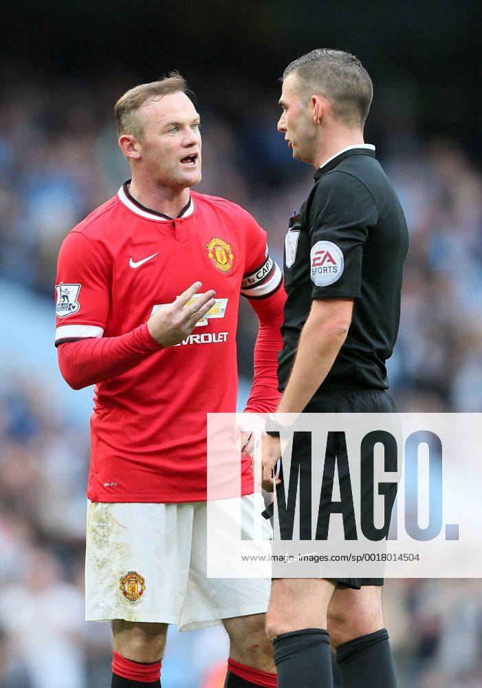 Wayne Rooney of Manchester United complains to referee Michael Oliver - Barclays Premier League - Manchester City vs Manchester Utd - Etihad Stadium - Manchester - England - 2nd November 2014 - Picture David Klein Sportimage .
