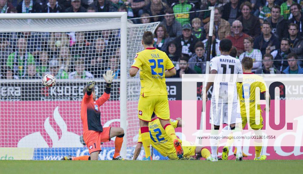 Mönchengladbach, 02.11.2014, Borussia Park Tor zum 2:1 durch Patrick Herrmann (BMG) gegen Torwart Oliver Baumann (TSG) VfL Borussia Mönchengladbach - TSG Hoffenheim mm