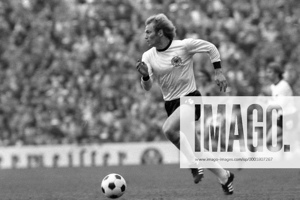 Uli Hoeneß (BR Deutschland) am Ball Fußball WM Herren Weltmeisterschaft 1974, Nationalmannschaft, Nationalteam, Nationaltrikot, Länderspiel, Finale, BRD Einzelbild München Dynamik,