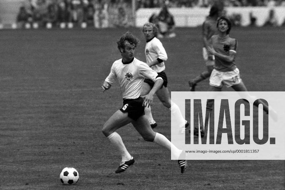 Rainer Bonhof (BR Deutschland) am Ball Fußball WM Herren Weltmeisterschaft 1974, Länderspiel, Nationalmannschaft, Nationalteam, Nationaltrikot, Vneg, Vsw Einzelbild Finale, Endspiel München
