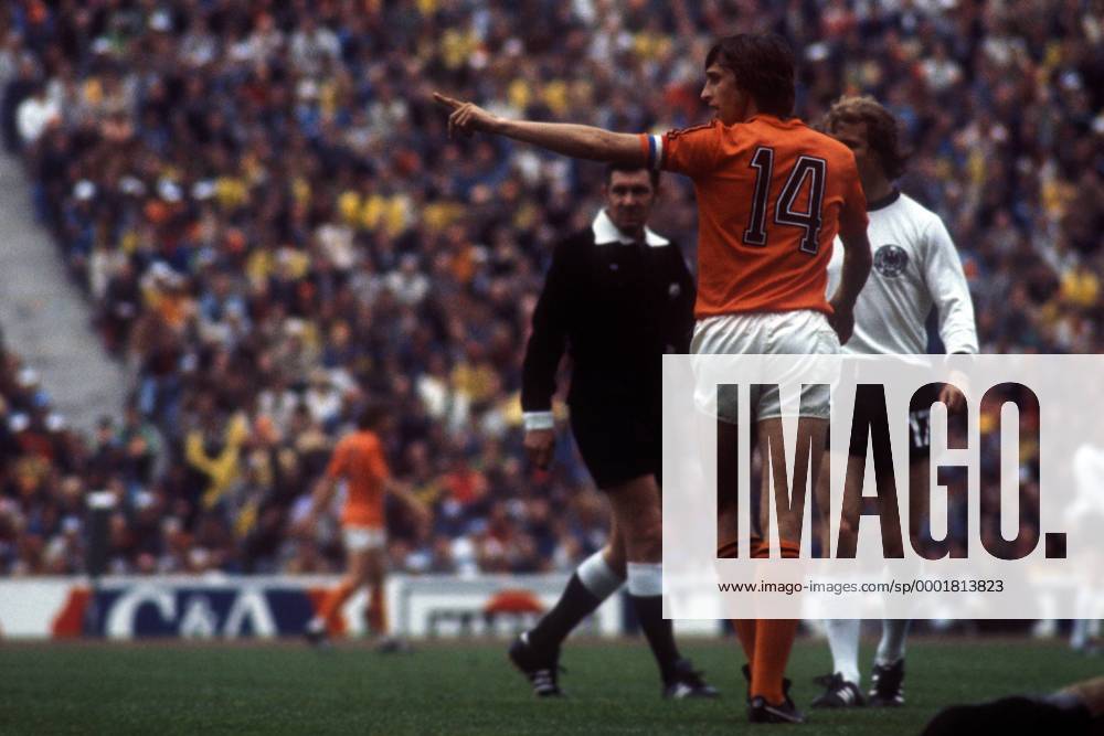 Johan Cruyff (Niederlande, 2.v.e.) weist Schiedsrichter J. Taylor (England) auf etwas hin, daneben B. Hölzenbein (BR Deutschland) Fußball WM Herren Weltmeisterschaft 1974, Nationalmannschaft, Nationalteam, Nationaltrikot, Länderspiel, Endspiel Gruppe München