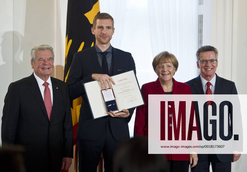 Per MERTESACKER bekommt das Silberne Lorbeerblatt von Bundespräsident Joachim GAUCK, Bundeskanzlerin Angela MERKEL und Innenminister Thomas DE MAIZIERE (vl) überreicht. Sportlerauszeichnung - Verleihung des Silbernen Lorbeerblattes durch den Bundespräsidenten für die deutsche Fussballnationalmannschaft im Schloss Bellevue in Berlin, Deutschland am 10.11.2014.