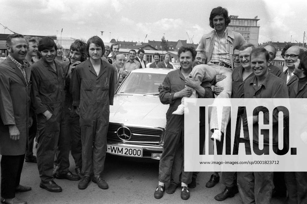 Der frisch gebackene Weltmeister Gerd Müller (BR Deutschland) wird von den Arbeitern im Münchner Mercedes Werk auf Händen getragen, auch ein neuer Mercedes Benz 450 SLC steht für den Torjäger bereit Fußball WM Herren Weltmeisterschaft 1974, Nationalmannschaft, Nationalteam, Weltmeister, Vneg, Vsw Totale München