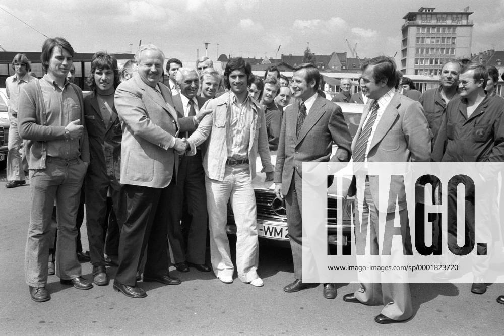 Der frisch gebackene Weltmeister Gerd Müller empfängt im Münchner Mercedes Werk allerlei Glückwünsche, u.a. auch von Oberbürgermeister Georg Kronawitter (2.v.re., SPD beide BR Deutschland), auch ein Mercedes Benz 450 SLC steht für den Torjäger bereit Fußball WM Herren Weltmeisterschaft 1974, Nationalmannschaft, Nationalteam, Weltmeister, Vneg, Vsw Totale Kommunalpolitik, Kommunalpolitiker München