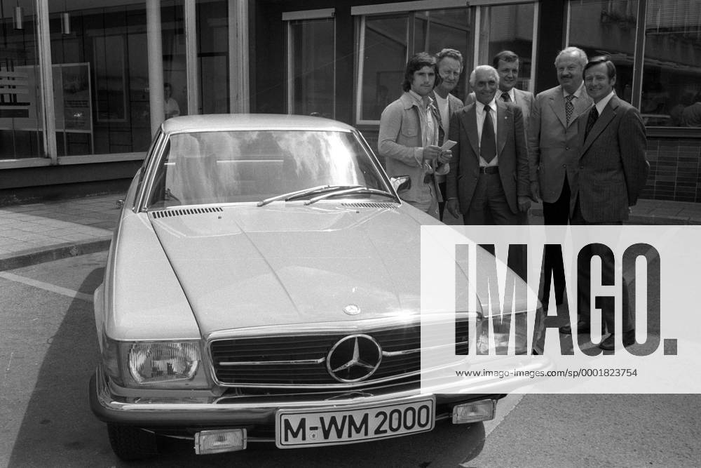 Der frisch gebackene Weltmeister Gerd Müller (li.) erhält als Anerkennung einen Mercedes Benz 450 SLC, auch Oberbürgermeister Georg Kronawitter (re., SPD beide BR Deutschland) ist unter den Gratulanten Fußball WM Herren Weltmeisterschaft 1974, Nationalmannschaft, Nationalteam, Weltmeister, Vneg, Vsw Gruppe München