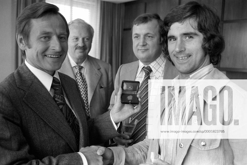 Der frisch gebackene Weltmeister Gerd Müller (re.) bekommt Oberbürgermeister Georg Kronawitter (SPD beide BR Deutschland) eine Erinnerungsmedaille vom Sponsor Mercedes Benz Fußball WM Herren Weltmeisterschaft 1974, Nationalmannschaft, Nationalteam, Weltmeister, Vneg, Vsw Gruppe Spielerauszeichnung, Ehrung, Spielerehrung München