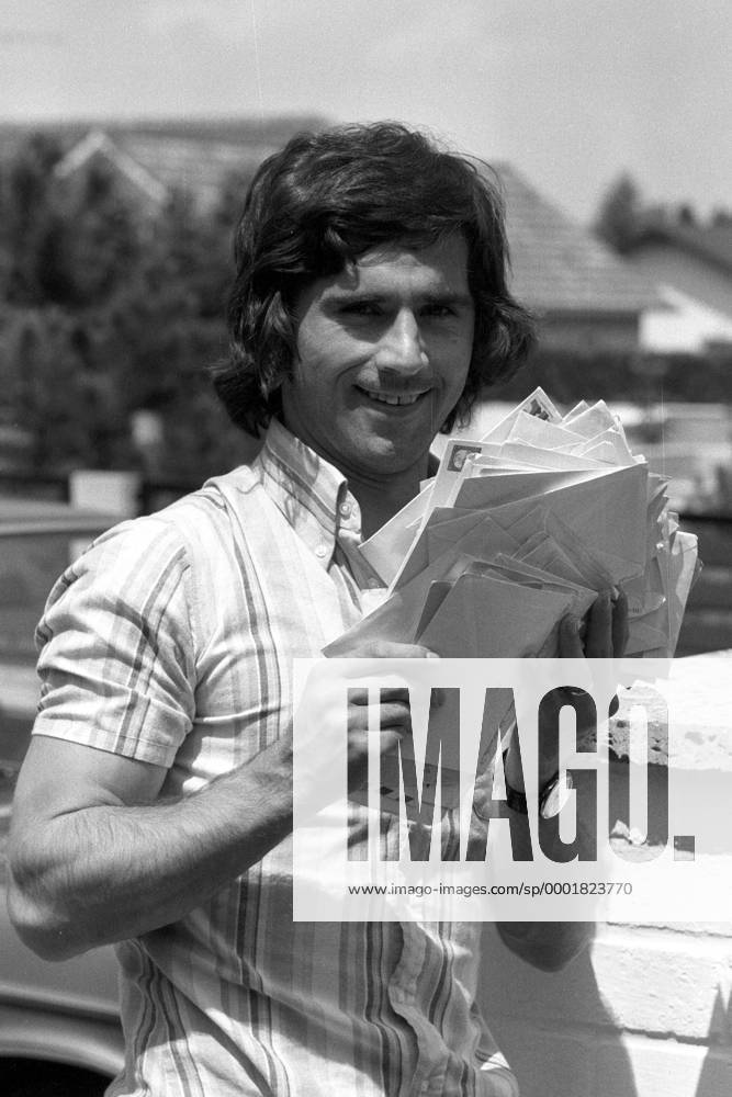 Der frisch gebackene Weltmeister Gerd Müller (BR Deutschland) bekommt jetzt noch mehr Fanpost Fußball WM Herren Weltmeisterschaft 1974, Nationalmannschaft, Nationalteam, Weltmeister, Vneg, Vsw Einzelbild München