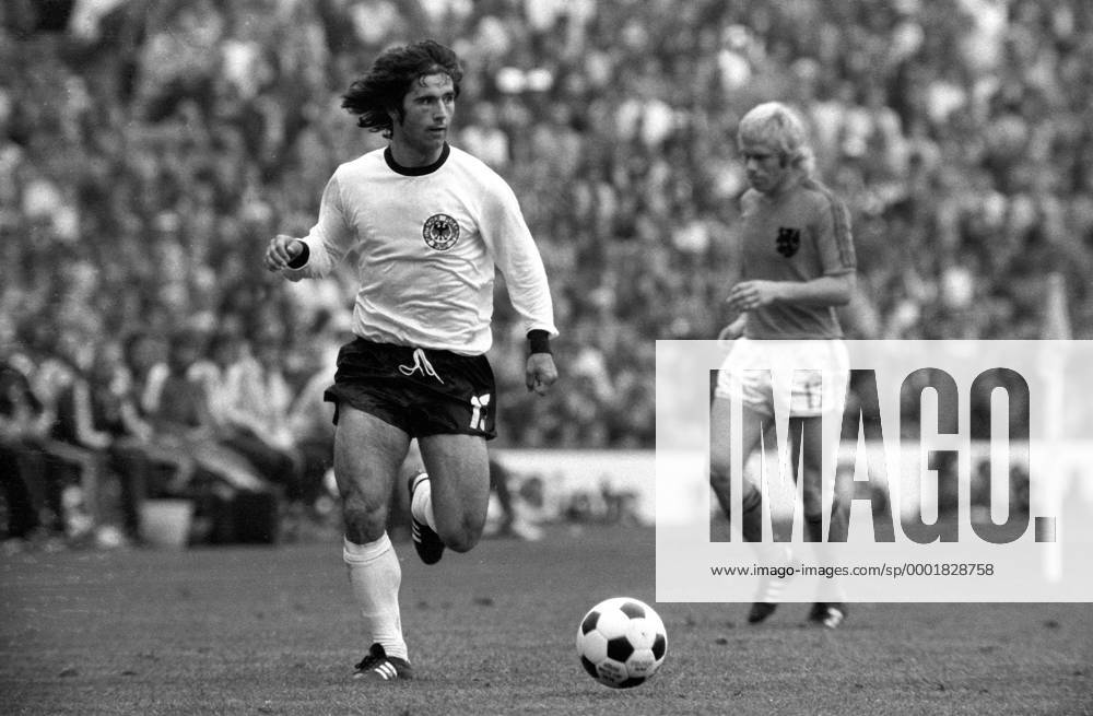 Gerd Müller (BR Deutschland) am Ball Fußball WM Herren Weltmeisterschaft 1974, Länderspiel, Nationalmannschaft, Nationalteam, Nationaltrikot, Vneg, Vsw Einzelbild Finale, Endspiel München Dynamik,