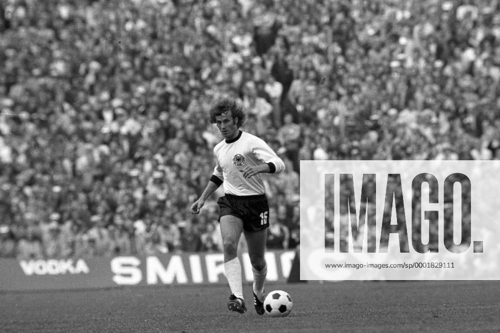 Rainer Bonhof (BR Deutschland) am Ball Fußball WM Herren Weltmeisterschaft 1974, Länderspiel, Nationalmannschaft, Nationalteam, Nationaltrikot, Vneg, Vsw Einzelbild Finale, Endspiel München