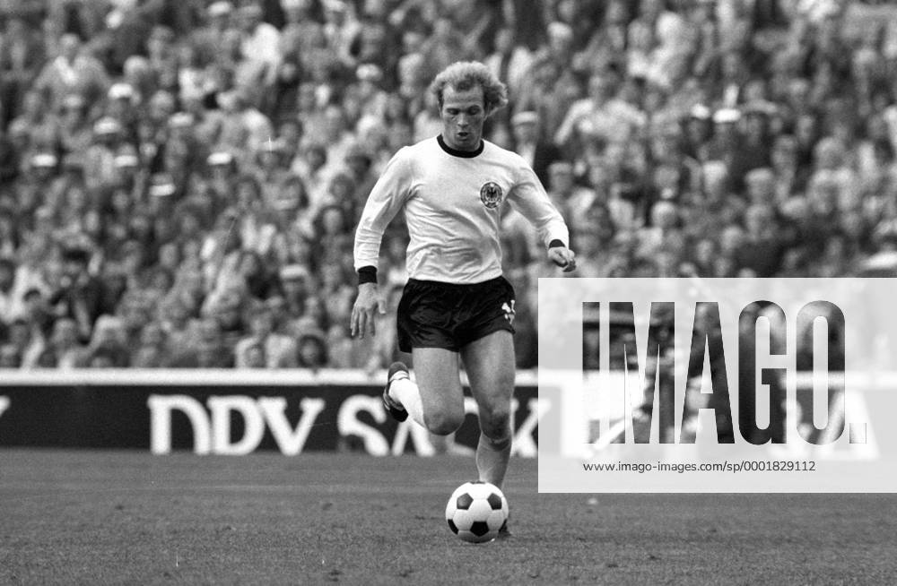 Uli Hoeneß (BR Deutschland) am Ball Fußball WM Herren Weltmeisterschaft 1974, Länderspiel, Nationalmannschaft, Nationalteam, Nationaltrikot, Vneg, Vsw Einzelbild Finale, Endspiel München