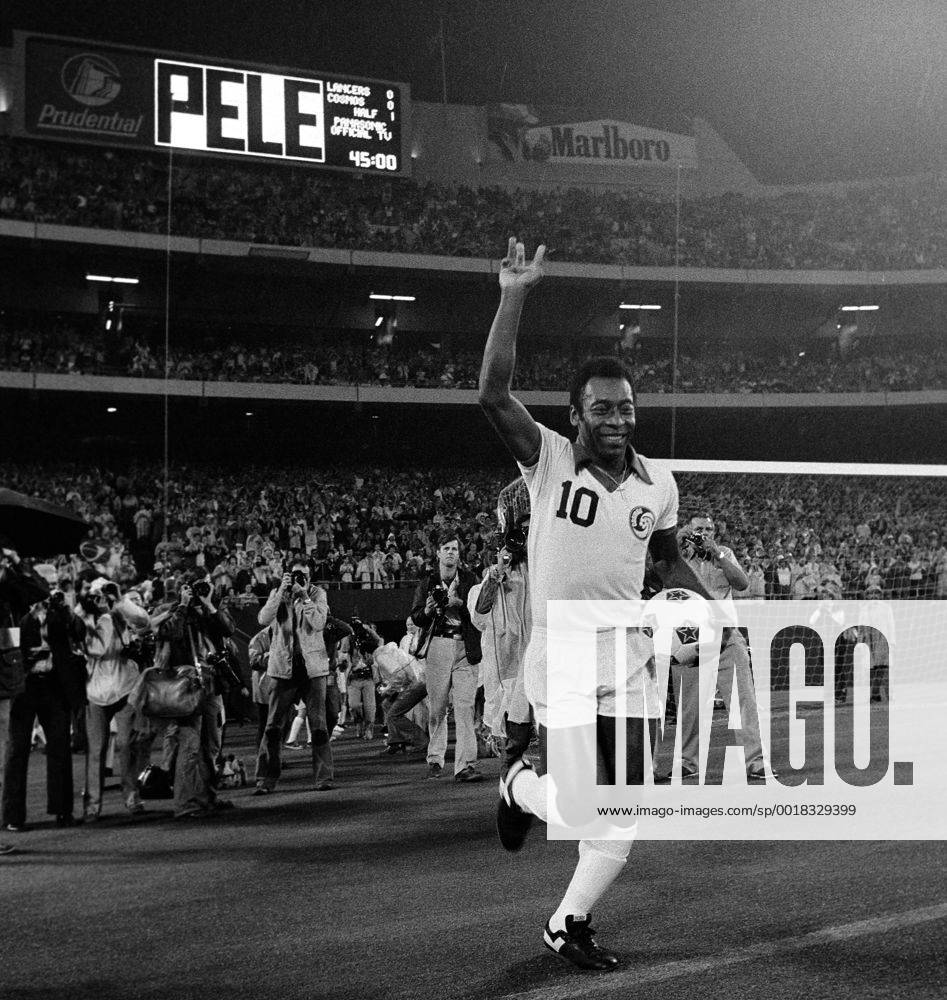Fussball NASL Saison USA 1977 Cosmos New York - Rochester Lancers 24.08.1977 PELE (Cosmos) läuft in das Stadion ein.