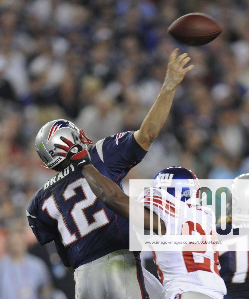 Feb. 3, 2008 - New England Patriots quarterback Tom Brady gets off a pass under pressure from New York Giants Gibril Wilson during Super Bowl XLII at University of Phoenix Stadium in Glendale, Arizona, on Sunday, February 3, 2008. (David Pokress Newsday MCT) News Archive - Feb. 3, 2008 - ZUMAm67_