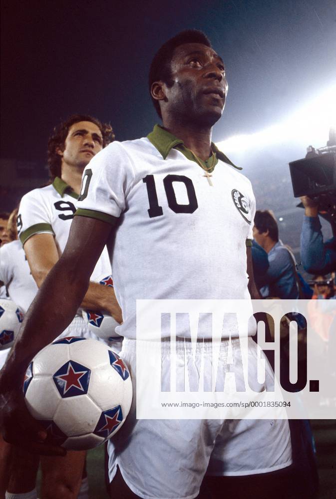 Pele (Cosmos New York) - Einmarsch Fußball Herren NASL 1977, North American Soccer League, 1. Amerikanische Liga, Cosmos New York Einzelbild Aufnahmedatum geschätzt New York
