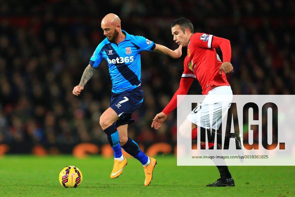 Robin van Persie of Manchester United ManU tracks Stoke?s Stephen Ireland - Manchester United vs. Stoke City - Barclay s Premier League - Old Trafford - Manchester - 02 12 2014 Pic Philip Oldham Sportimage .