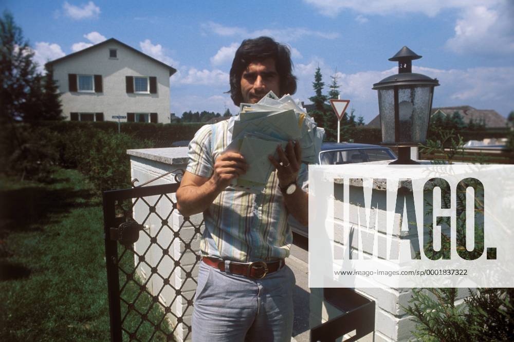 Der frisch gebackene Weltmeister Gerd Müller (BR Deutschland) kann sich vor Fanpost kaum noch retten Fußball WM Herren Weltmeisterschaft 1974, Nationalmannschaft, Nationalteam, Vdia Einzelbild München