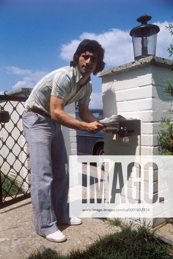 Der frisch gebackene Weltmeister Gerd Müller (BR Deutschland) kann sich vor Fanpost kaum noch retten Fußball WM Herren Weltmeisterschaft 1974, Nationalmannschaft, Nationalteam, Vdia Einzelbild München