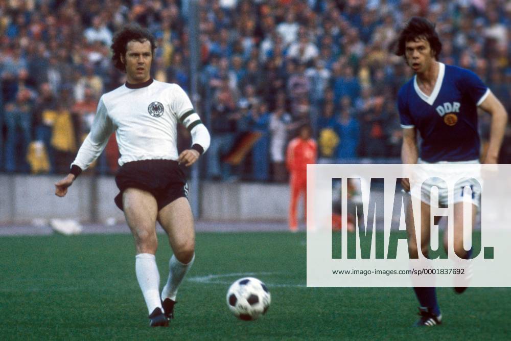 Franz Beckenbauer (li., BR Deutschland) gegen Jürgen Sparwasser (DDR) Fußball WM Herren Weltmeisterschaft 1974, Länderspiel, Nationalmannschaft, Nationalteam, Nationaltrikot, Vdia Gruppe Gruppe 1 Hamburg