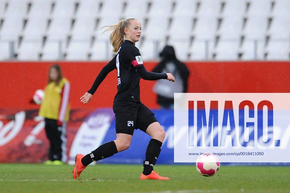 Fußball Allianz Frauen Bundesliga 12. Spieltag SGS Essen - MSV Duisburg am 07.12.2014 im Stadion Essen in Essen Lea Schüller ( Essen )