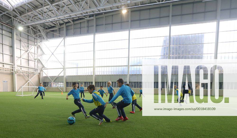 Aktuell Fußball, England, Premier League, Manchester City eröffnet Fußball-Akademie Yojngsters from Manchester City s academy try out the new club facilities, during the opening of the new Manchester City Etihad Campus. - Launch of the the City Football Academy - Etihad Campus - Manchester - England - 8th December 2014 - Picture David Thompson-Sportimage .