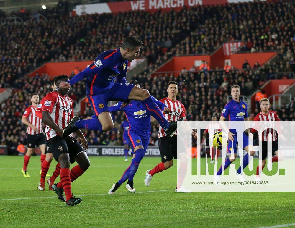 Manchester United ManU s Robin Van Persie scoring his sides second goal Barclays Premier League- Southampton vs Manchester United - St Mary s Stadium - England - 8th December 2014 - Picture David Klein Sportimage .