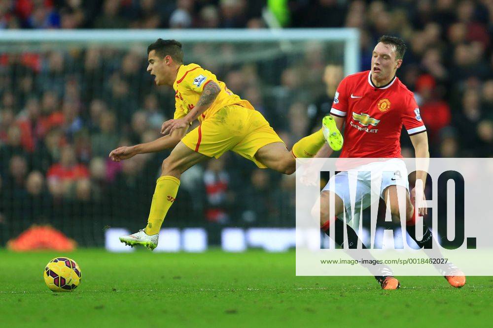 Aktuell Fußball, England, Premier League, Manchester United - FC Liverpool Phil Jones of Manchester United ManU sends Philippe Coutinho of Liverpool flying to earn a yellow card - Manchester United vs. Liverpool - Barclay s Premier League - Old Trafford - Manchester - 14 12 2014 Pic Philip Oldham Sportimage .