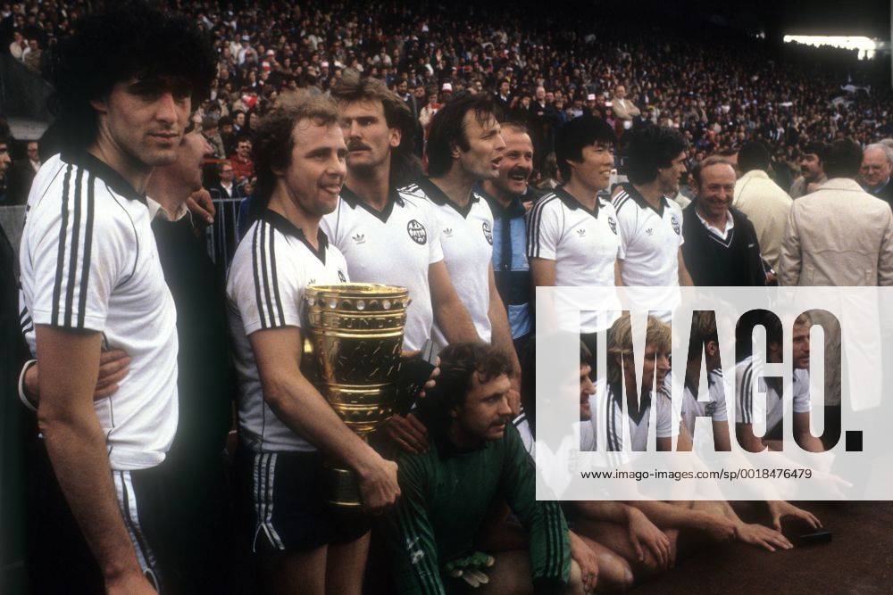 Eintracht Frankfurt gewinnt den DFB-Pokal, hi.v.li.: Bruno Pezzey, Manager Udo Klug, Bernd Hölzenbein, Ronald Borchers, Karl Heinz Charly Körbel, Co Trainer Ulrich Meyer, Bum Kun Cha, Werner Lorant, Betreuer Hübler; vo.v.li.: Torwart Jürgen Pahl, Bernd Nickel, Norbert Nachtweih, Michael Sziedat und Willi Neuberger