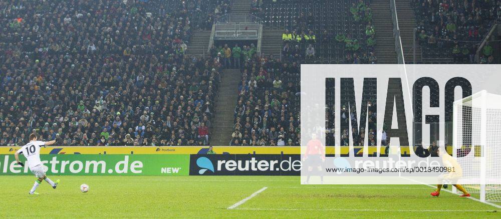 Mönchengladbach, 17.12.2014, Borussia Park Tor zum 1:0 durch einen Elfmeter von Max Kruse (BMG) gegen Torwart Raphael Wolf (Werder) VfL Borussia Mönchengladbach - Werder Bremen mm