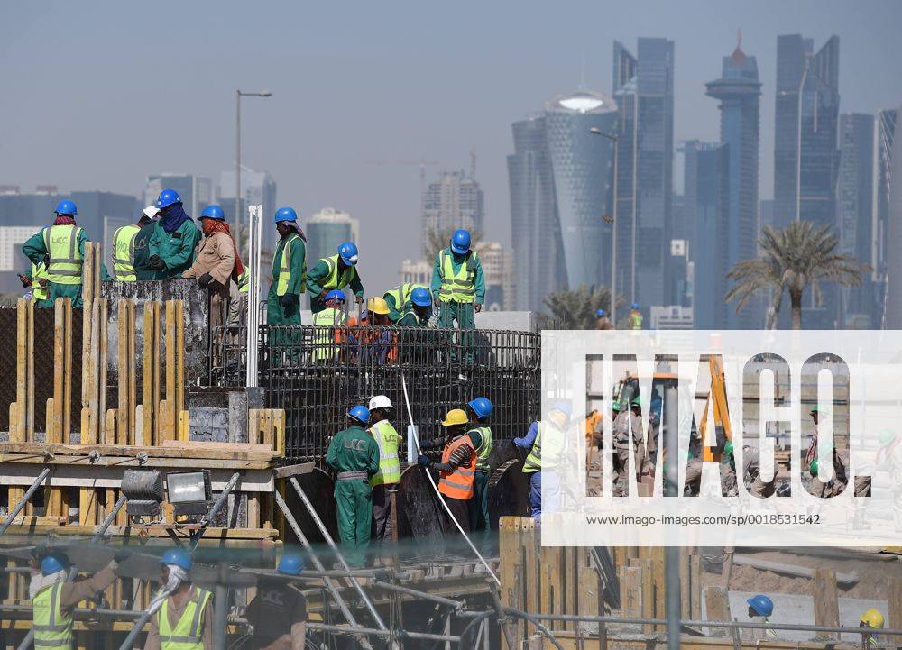 FIFA WM 2022 in Katar 21.12.2014 Eine Baustelle vor der Skyline in Doha im Vorfeld der WM 2022