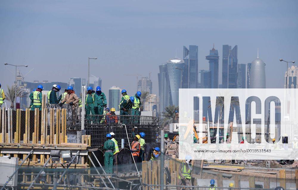 FIFA WM 2022 in Katar 21.12.2014 Eine Baustelle vor der Skyline in Doha im Vorfeld der WM 2022