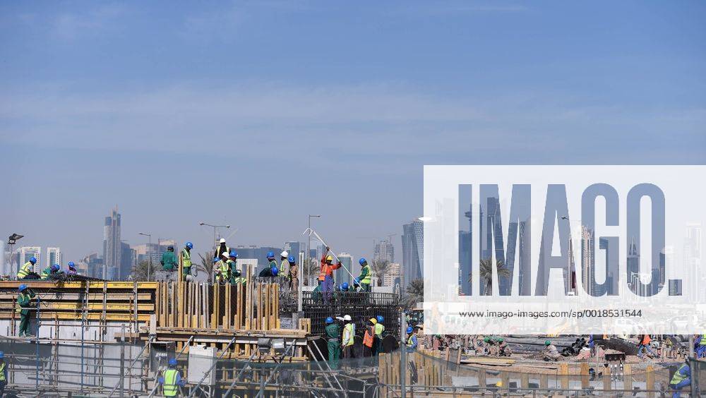 FIFA WM 2022 in Katar 21.12.2014 Eine Baustelle vor der Skyline in Doha im Vorfeld der WM 2022