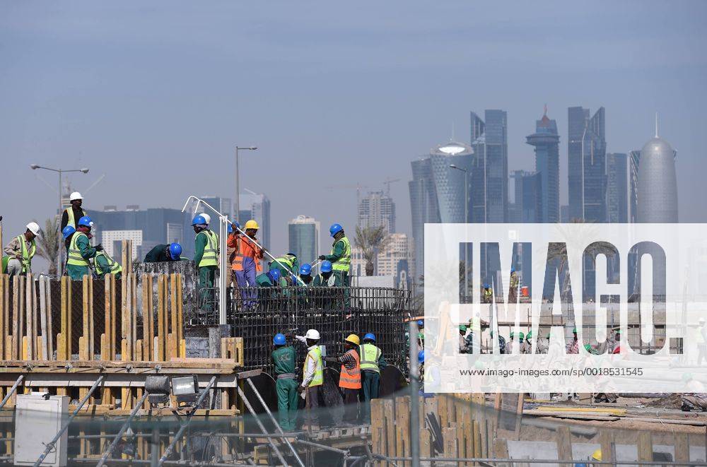 FIFA WM 2022 in Katar 21.12.2014 Eine Baustelle vor der Skyline in Doha im Vorfeld der WM 2022