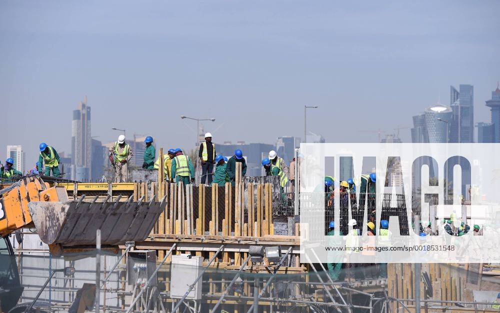 FIFA WM 2022 in Katar 21.12.2014 Eine Baustelle vor der Skyline in Doha im Vorfeld der WM 2022